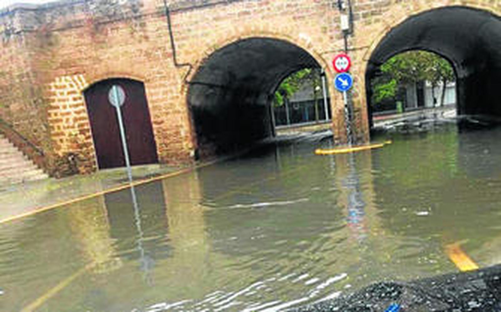 La lluvia anegó la calle Honduras a la altura de las murallas de San Carlos.