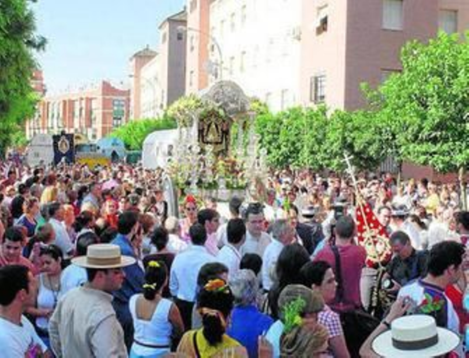 La Hermandad de Sevilla Sur el día de su salida, que hasta el año pasado realizaba el martes del Rocío.