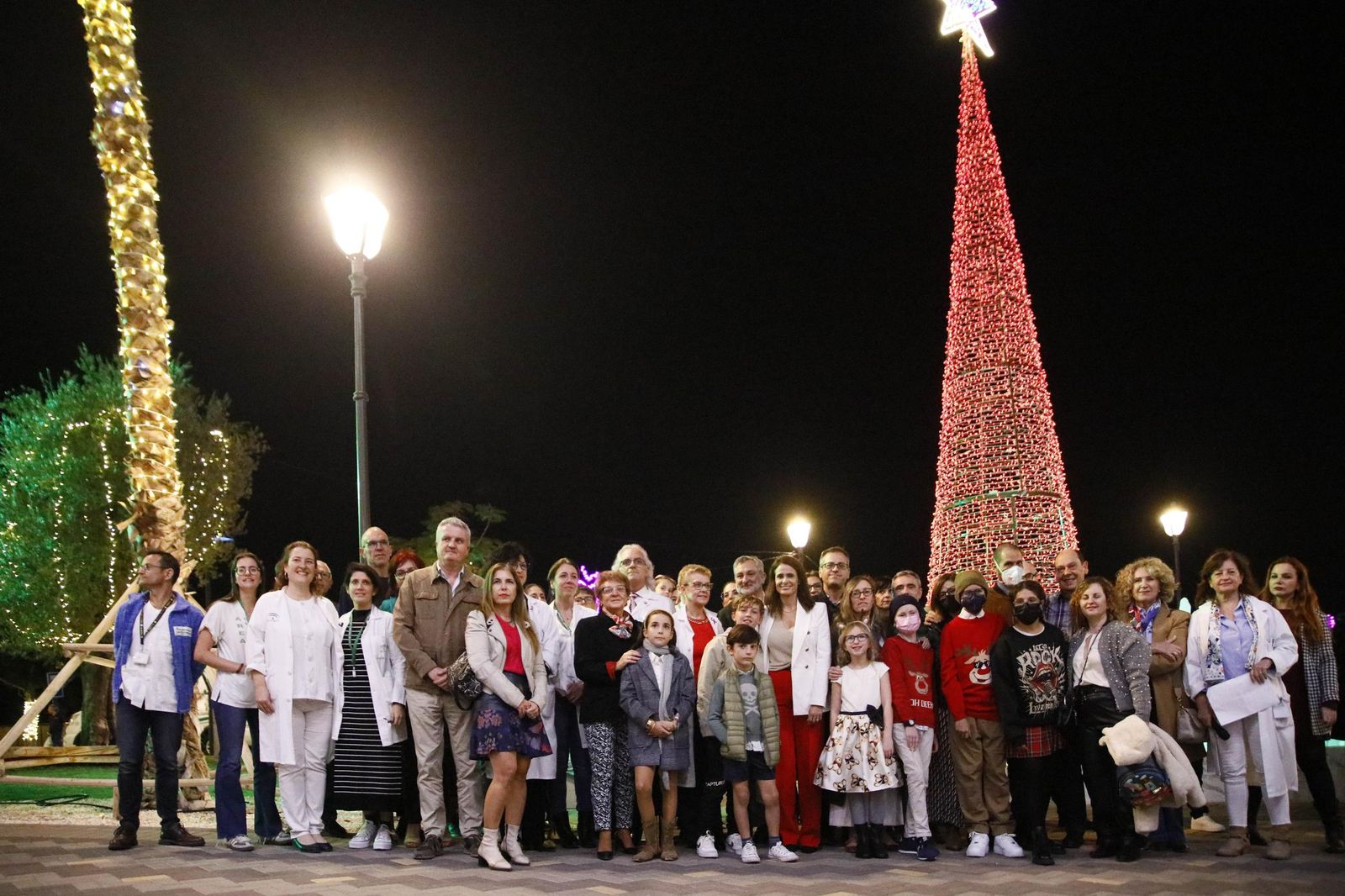 Las imágenes del encendido de la iluminación navideña en el Hospital Torrecárdenas de Almería