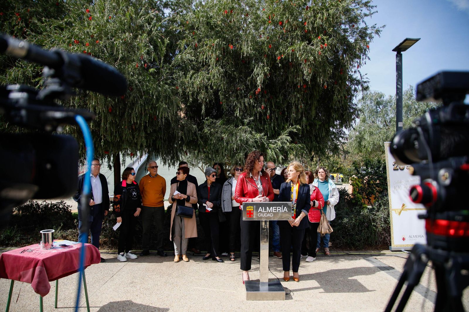 Las imágenes de la plantación de un olivo y el entierro de una cápsula del tiempo