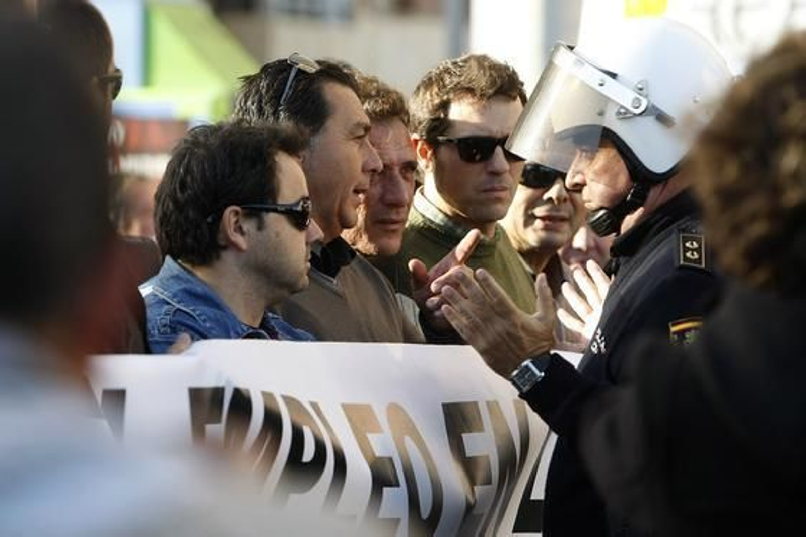 De nuevo los ex trabajadores de Delphi se han manifestado por las calles de la capital para reclamar "una vez más" que la Junta de Andalucía resuelva su problema "tras tres años" desde que se cerró la factoría de Puerto Real. Foto: Jose Braza De nuevo los ex trabajadores de Delphi se han manifestado por las calles de la capital para reclamar "una vez más" que la Junta de Andalucía resuelva su problema "tras tres años" desde que se cerró la factoría de Puerto Real.
Foto: Jose Braza