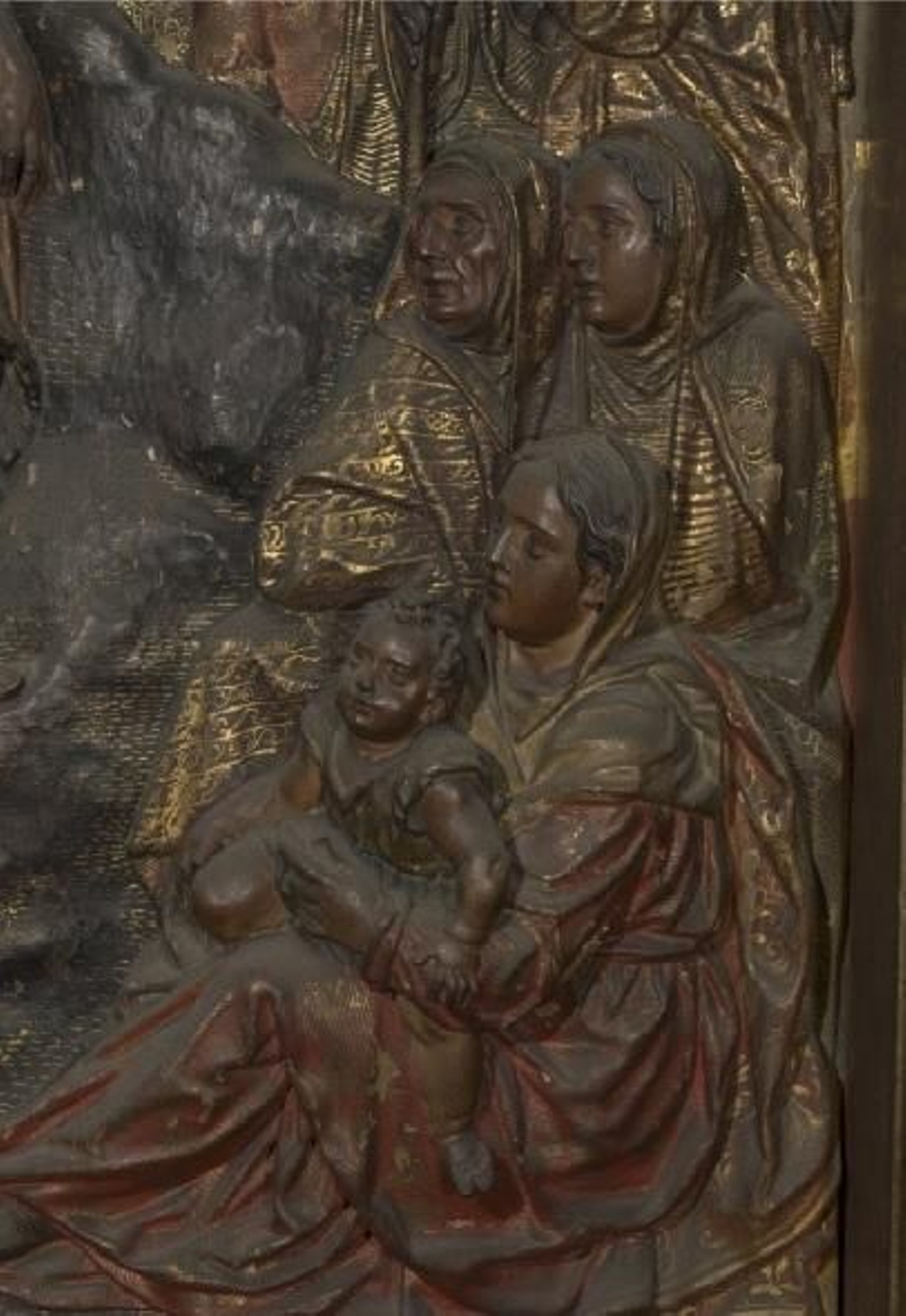 Detalle del relieve. Oscurecimiento de los barnices y zona superior