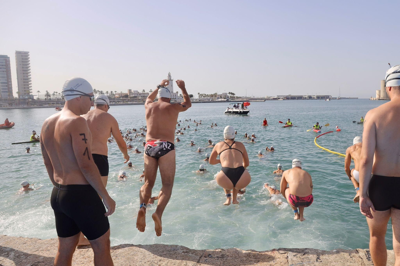 La travesía a nado del puerto de Málaga, en imágenes
