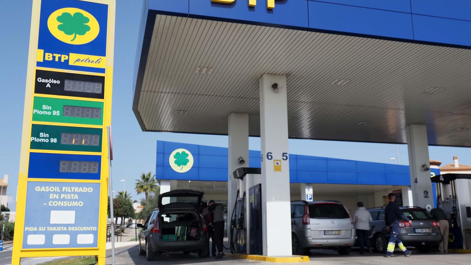 Varios vehículos portugueses repostan combustible en una gasolinera de Ayamonte, este sábado