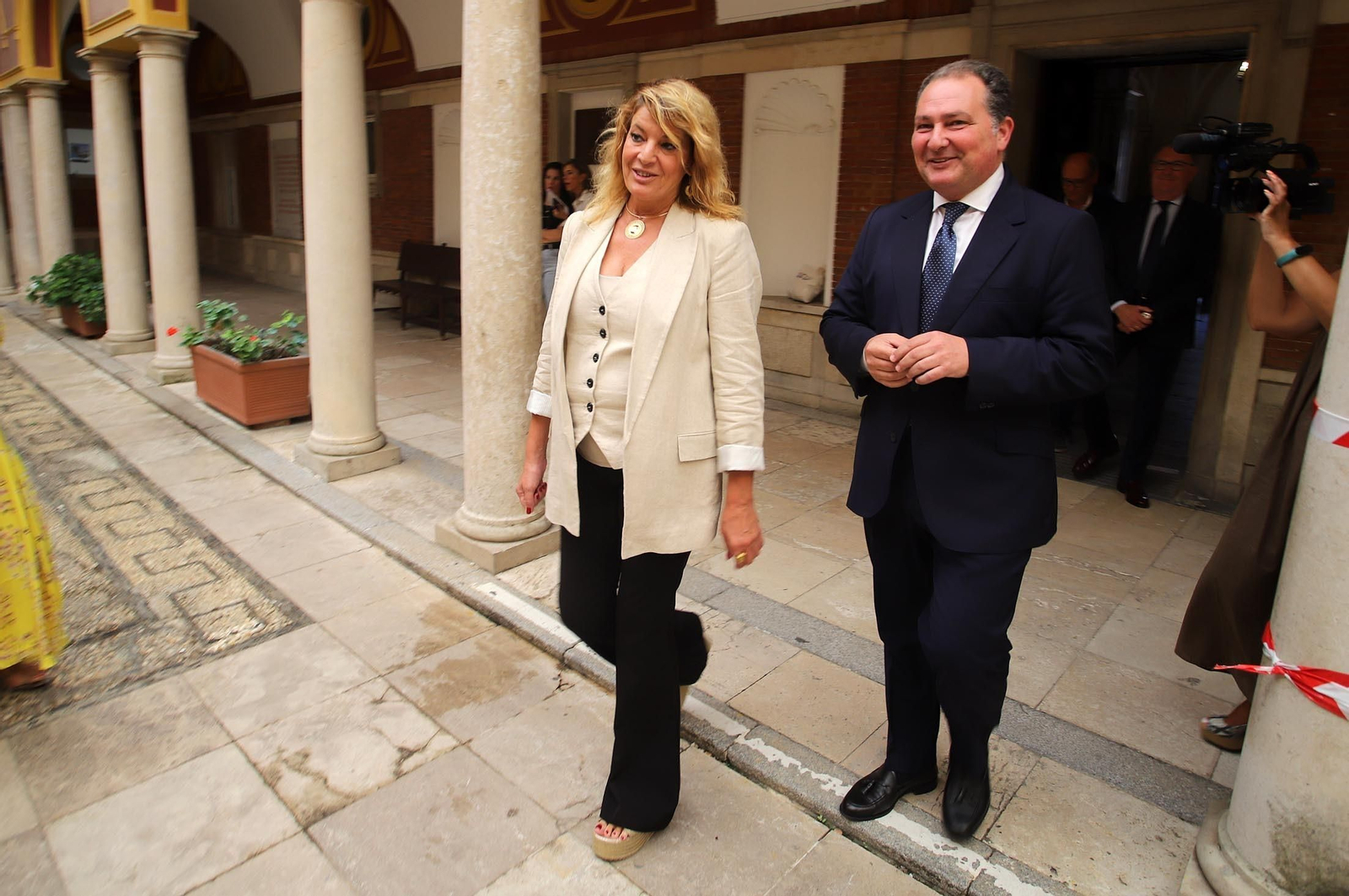 Imágenes del encuentro de Pilar Miranda con David Toscano en el Ayuntamiento de Huelva