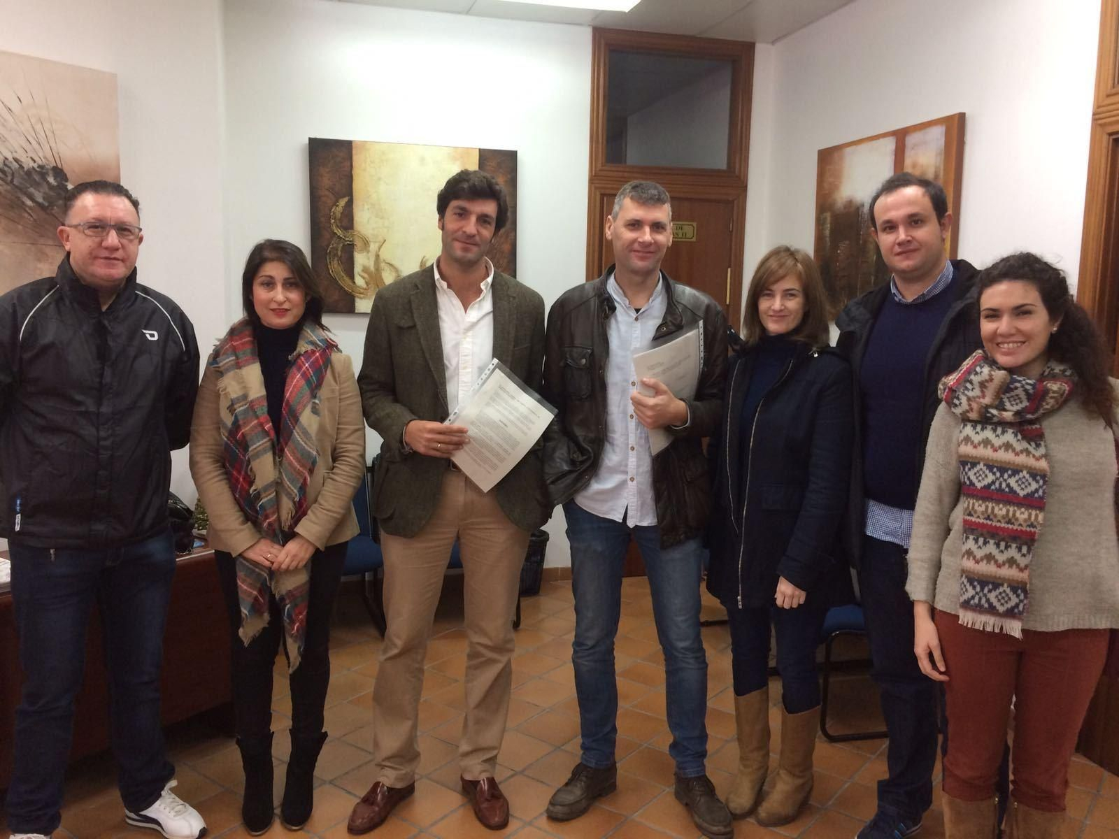 Los concejales del PP y de IU en Jimena firmaron la moción de censura ante notario y después la registraron en el Ayuntamiento.