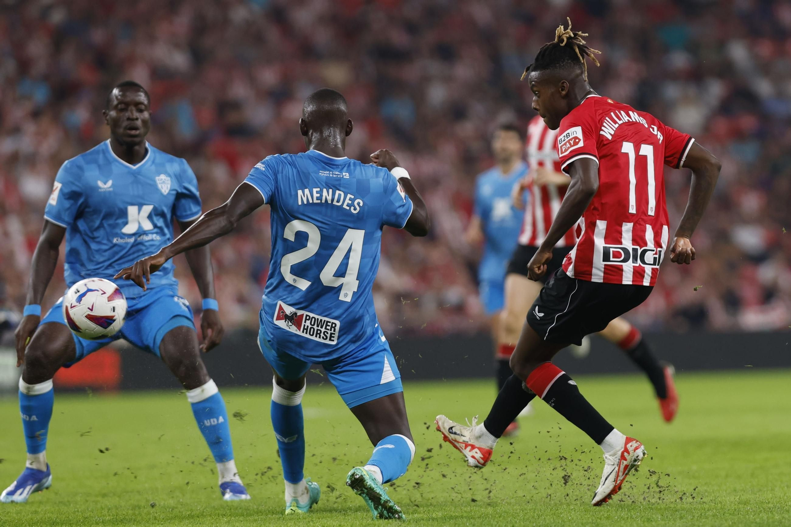 El lateral intenta taponar un disparo de Nico Williams en un partido de su etapa en el conjunto almeriense.