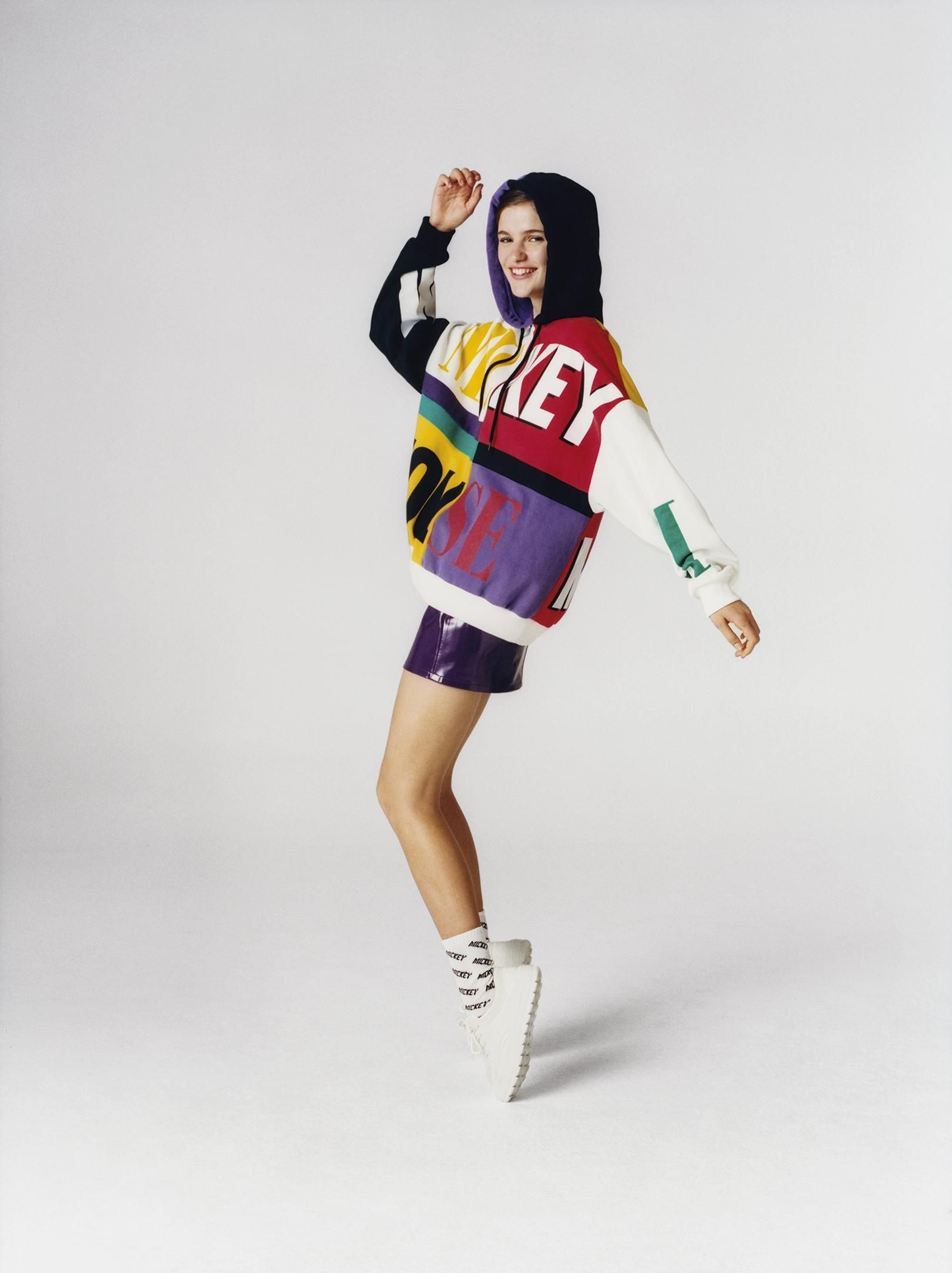 Bershka❤Mickey: Sudadera oversize con logos al estilo de los 90, falda morada de vinilo, calcetines con logo.