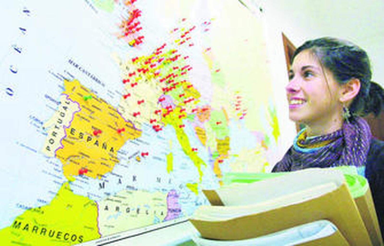 Una universitaria contempla el mapa donde están señalados los destinos del programa Erasmus.