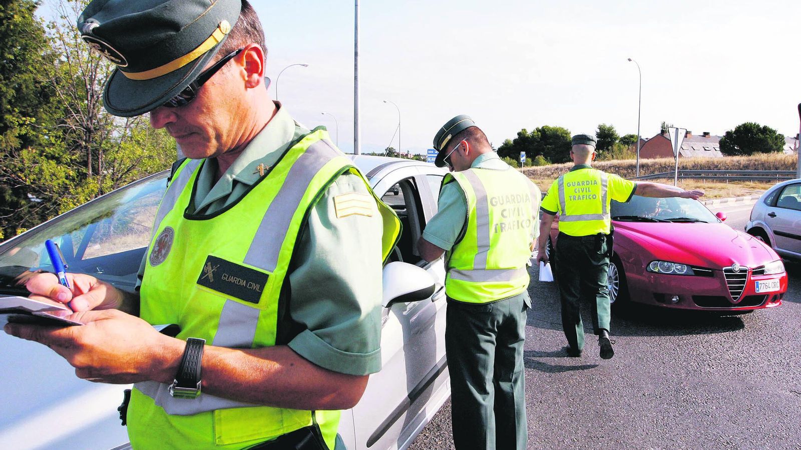 Varios guarias civiles redactan multas