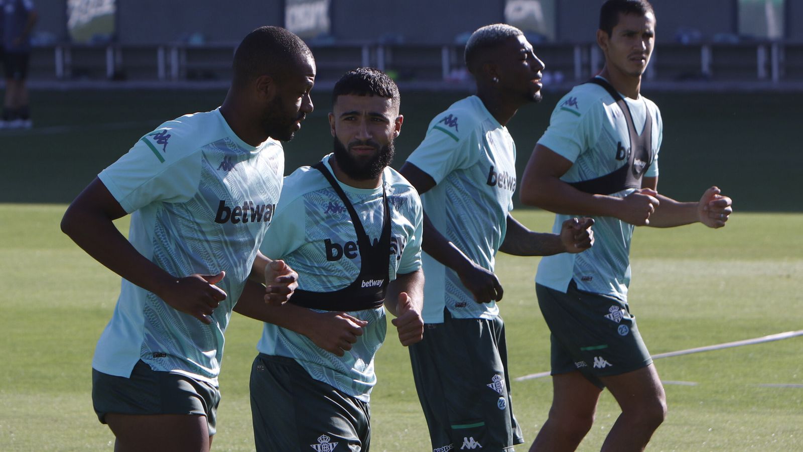 Fekir dialoga con Sidnei en un entrenamiento.