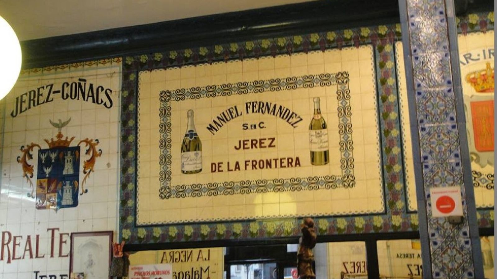 Los anuncios cerámicos del restaurante Iruña.