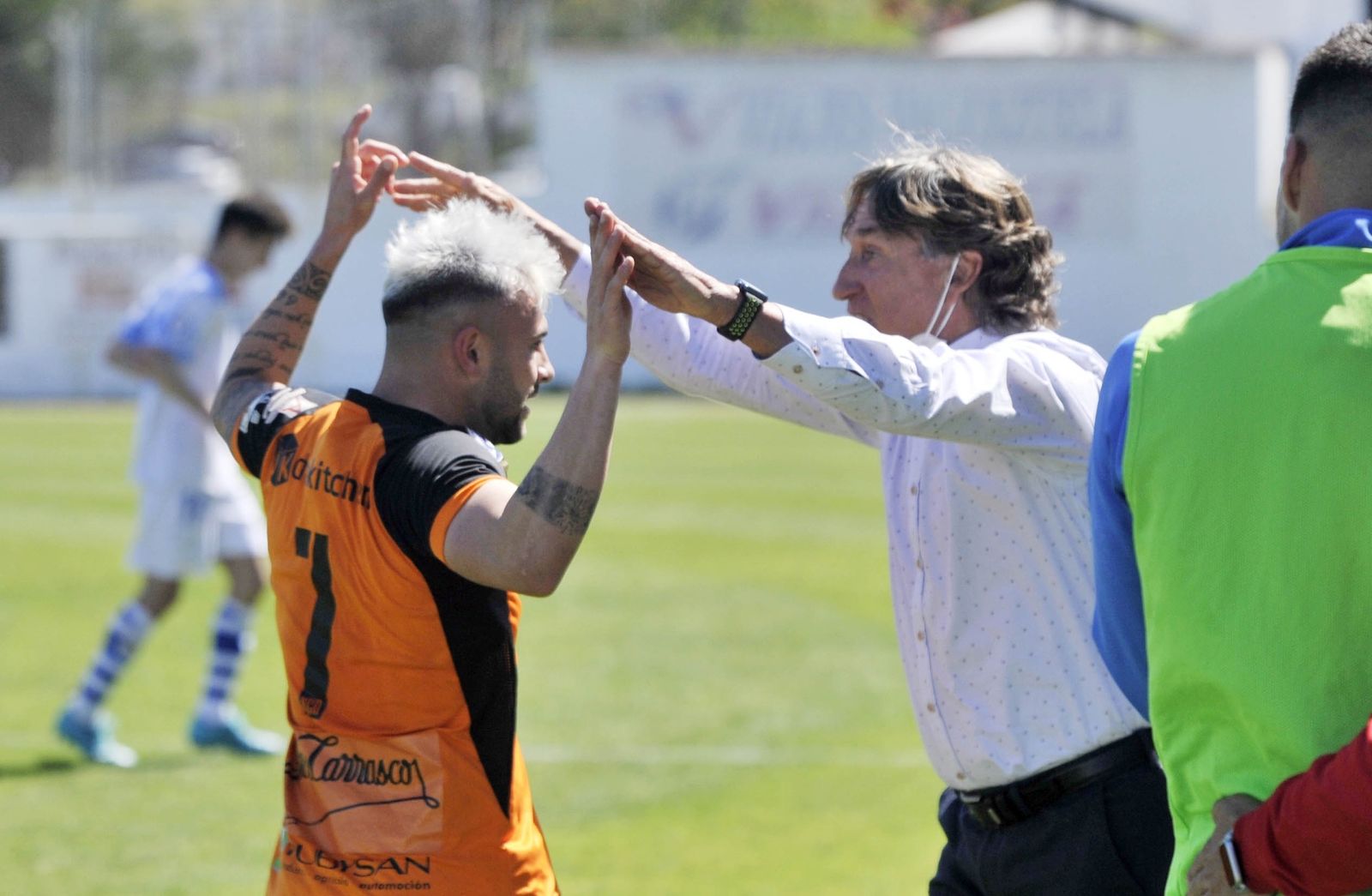 Pato celebra con Esteban Vigo el gol que sentenció el partido en Arcos.