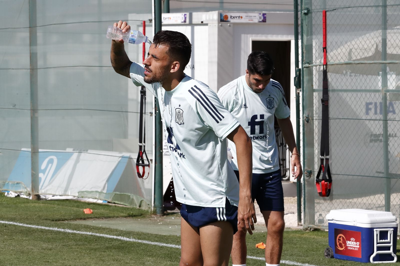 Dani Ceballos se refresca en el entrenamiento reciente con la selección olímpica.