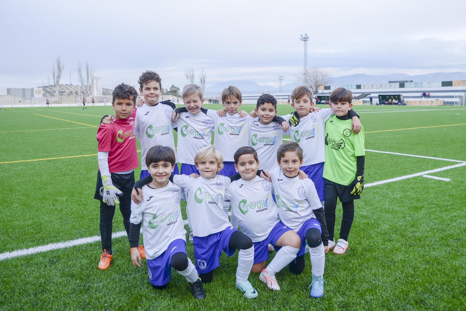 Más de 600 niños jiennenses juegan al fútbol para donar alimentos y juguetes en Navidad