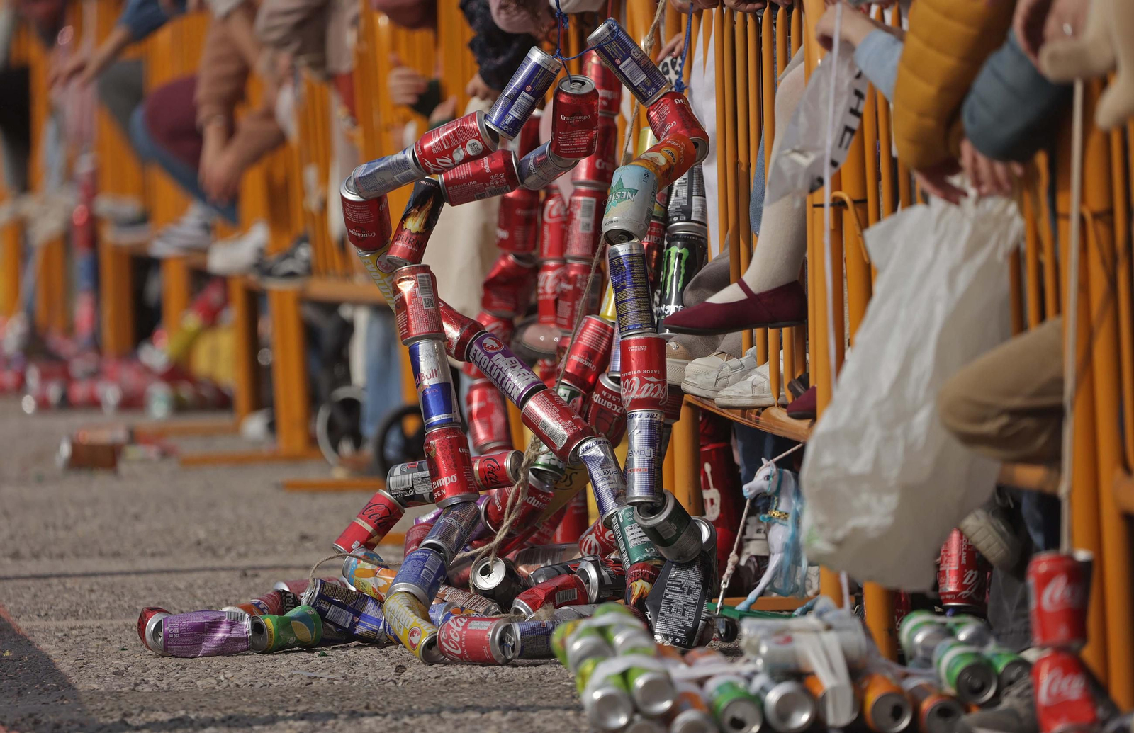 Búscate en las fotos del Arrastre de Latas 2025 en Algeciras