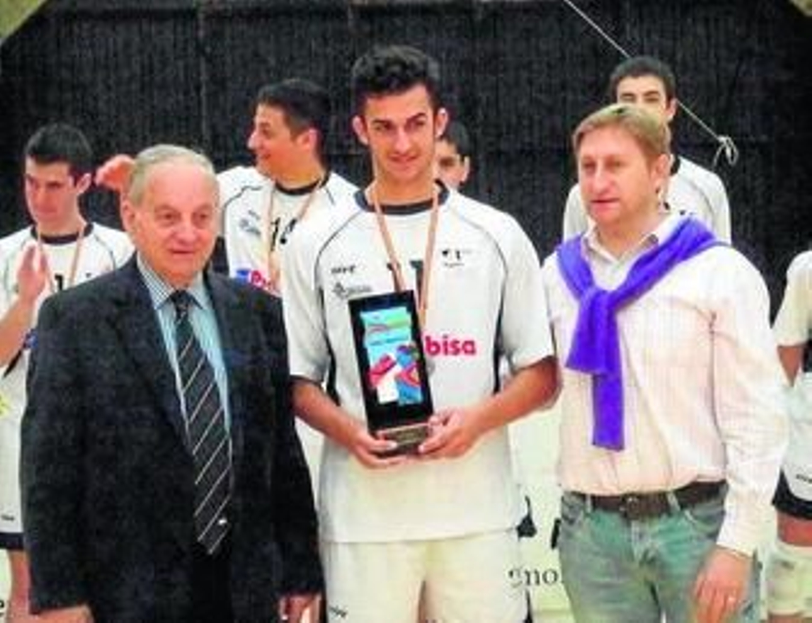 El capitán del UMA Probisa Pizarra, con su trofeo.