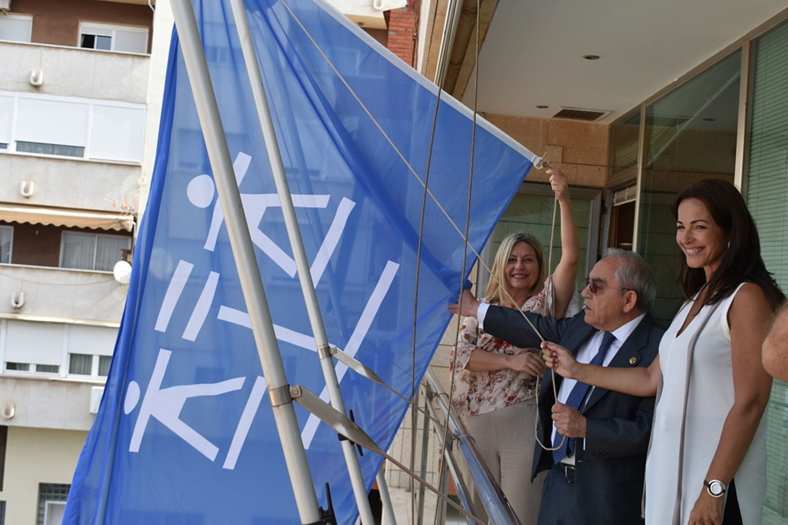 Inmaculada García, Fernando  Vergel  y Mª Ángeles Muriel izan la bandera de la Justicia Gratuita en Huelva.