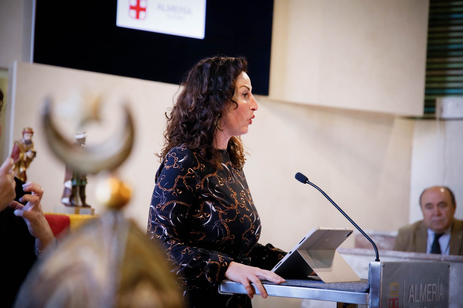 Imágenes de la entrega de las coronas a los emisarios de sus Majestades los Reyes Magos de Oriente