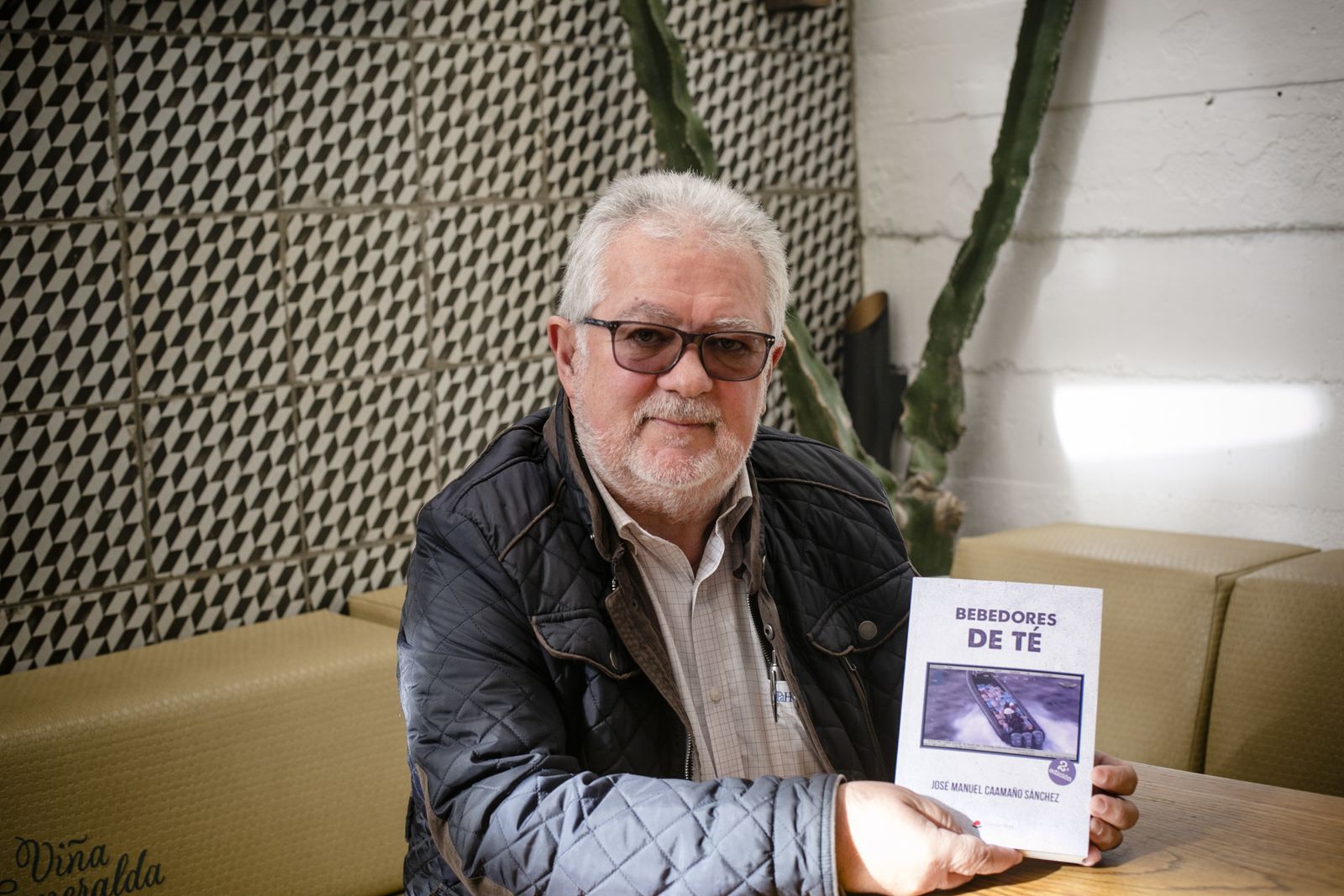 José Manuel Caamaño muestra su libro durante el transcurso de la entrevista.