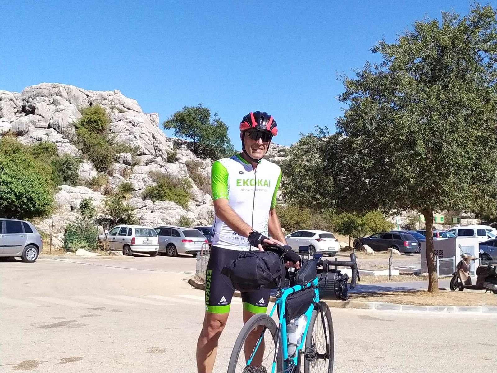 Miguel Sepúlveda junto a su bicicleta.