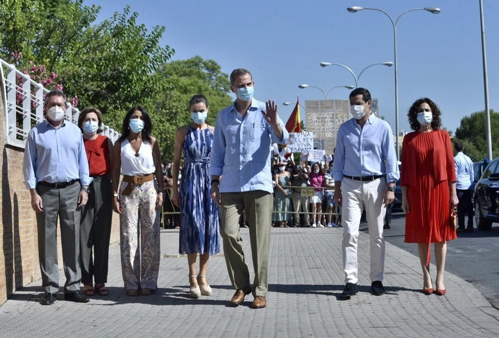 Don Felipe y doña Letizia, a su llegada al barrio sevillano de las Tres Mil.