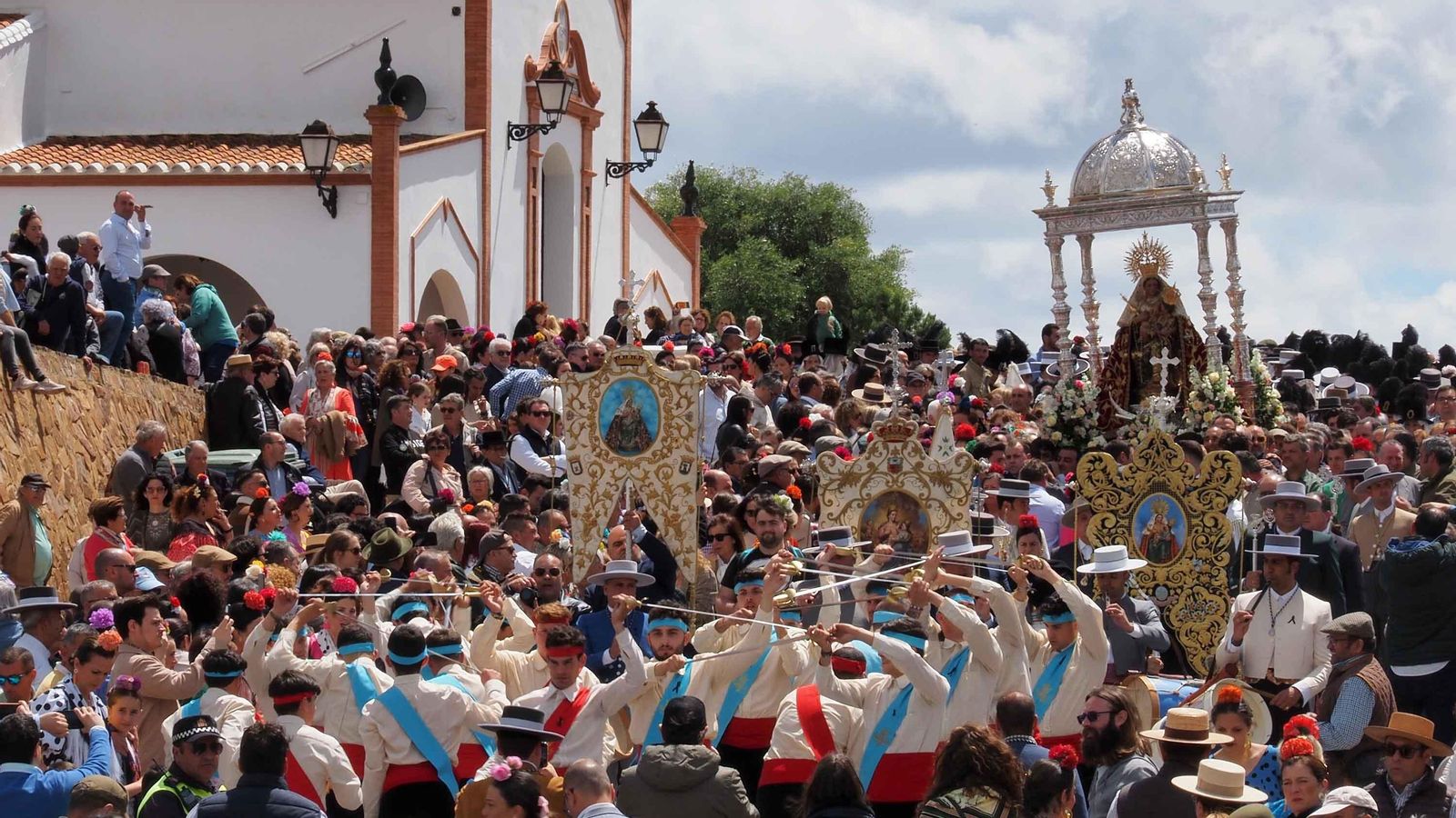 Domingo de romería multitudinario en el cerro del Águila
