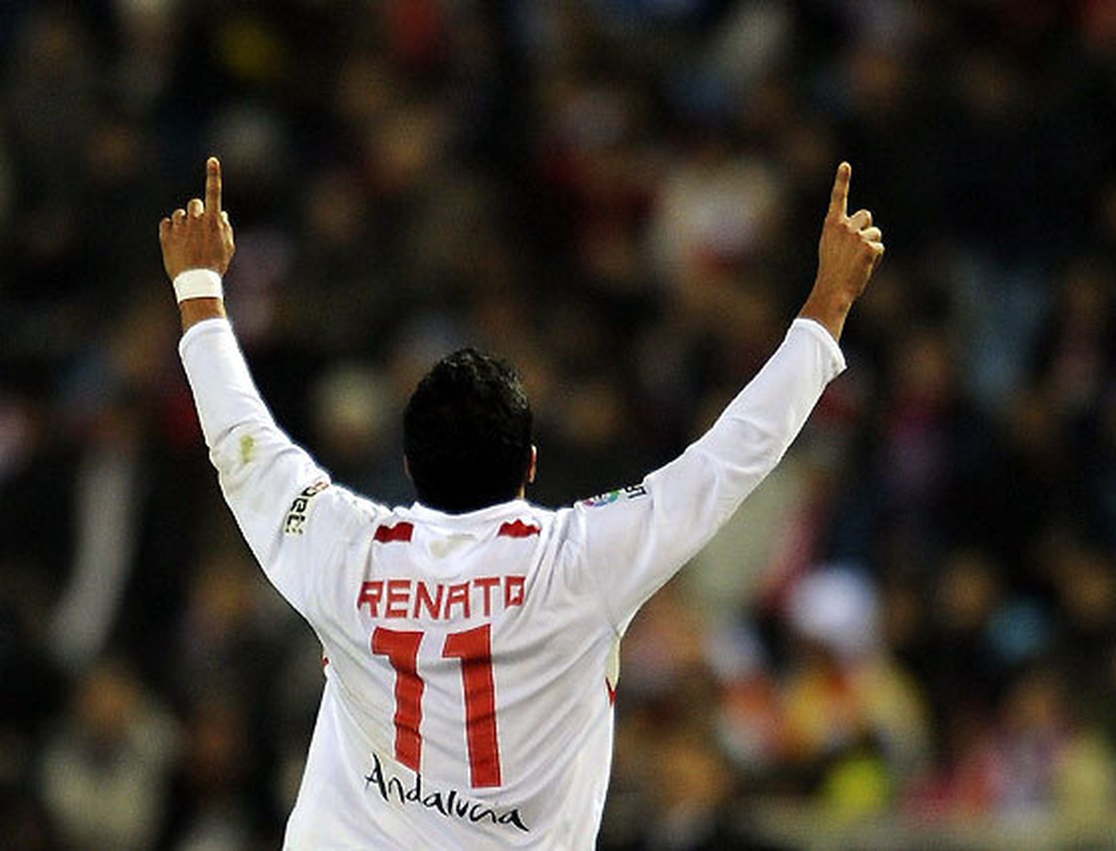 El Sevilla, que se adelantó en el marcador, salió derrotado del Calderón por un gol en propia puerta de Dragutinovic y otro de Antonio López en el 93.  Foto: Reuters / Afp Photo / Efe