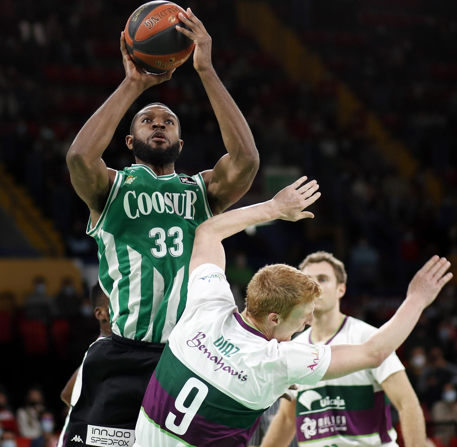 Vitto Brown comete falta sobre Alberto Díaz.