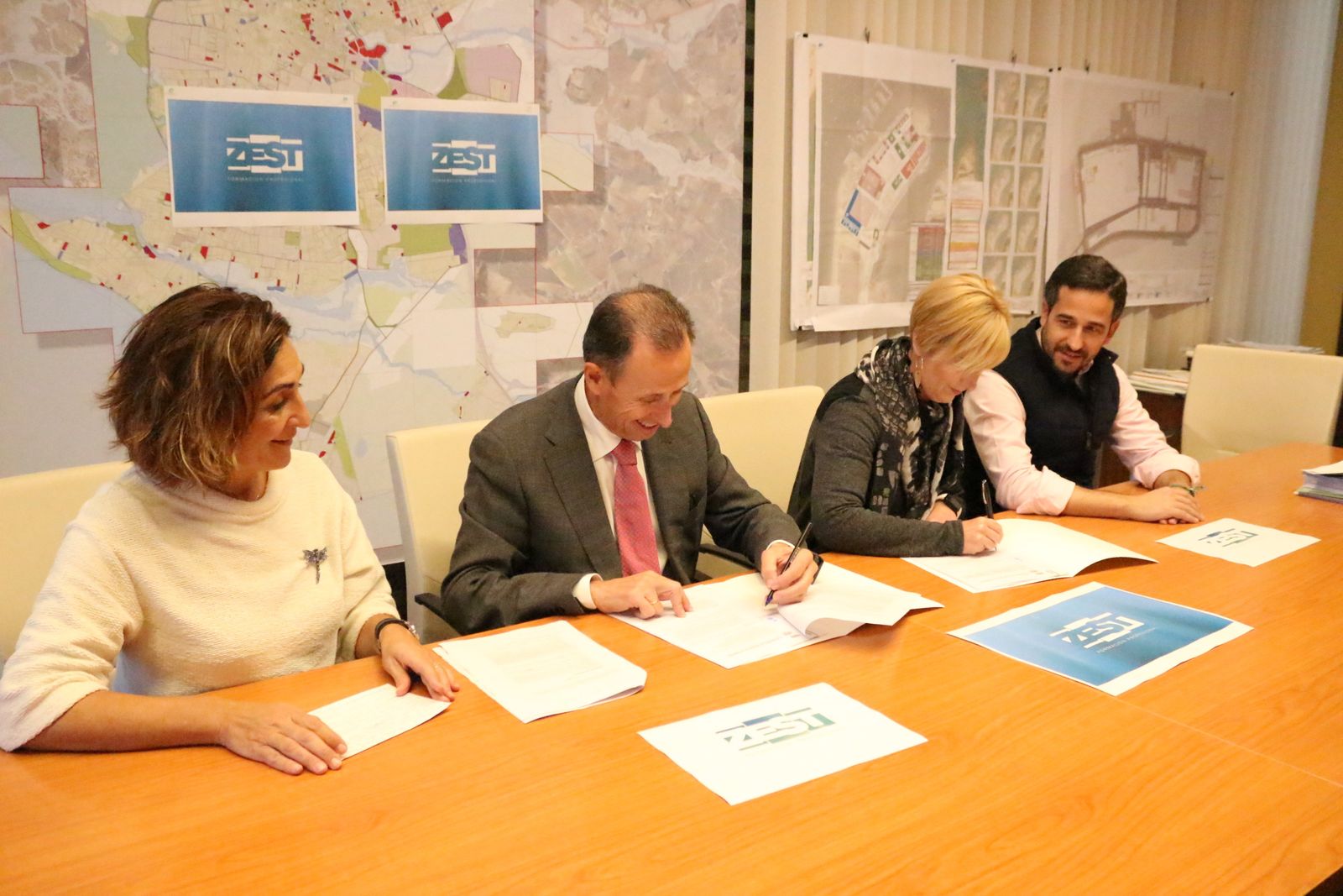 Momento de la firma del acuerdo en el despacho de Alcaldía.