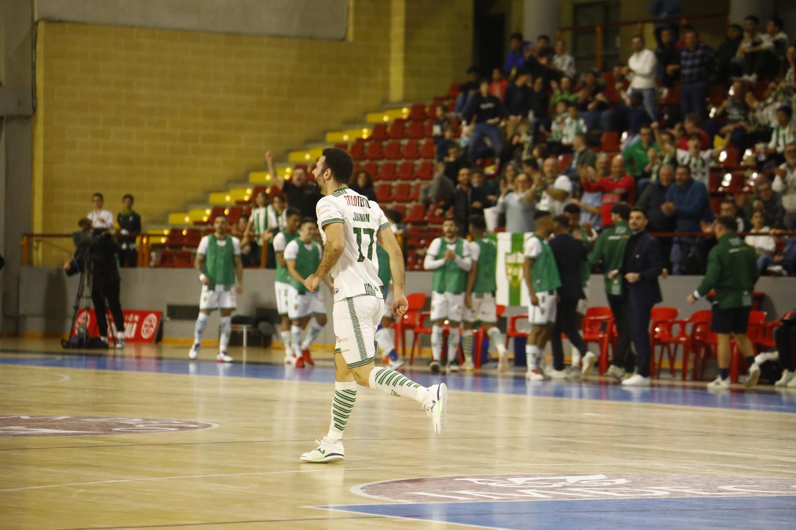 Las mejores fotos del ambiente en Vista Alegre para el Córdoba Futsal - Noia
