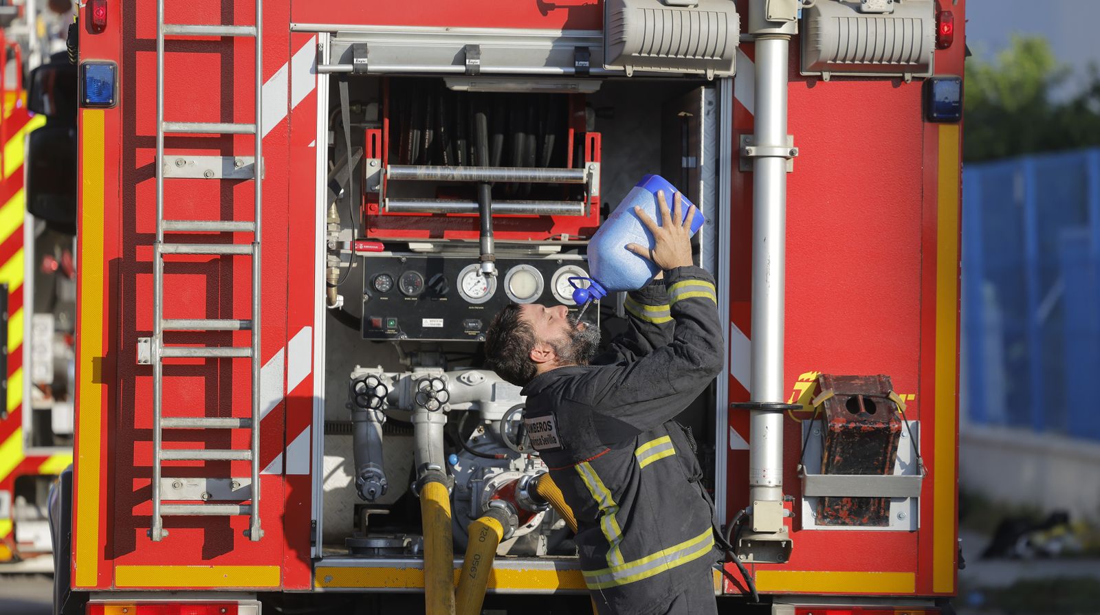 Las fotos del incendio de la fábrica de pinturas