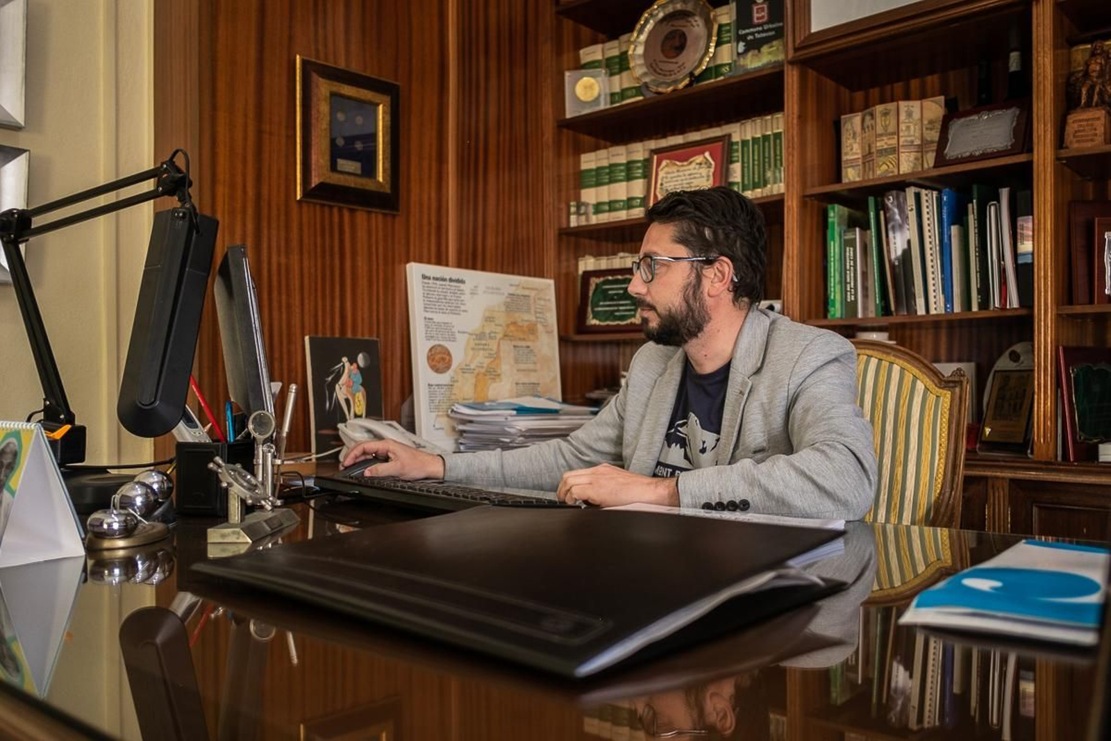 El alcalde de Trebujena, Jorge Rodríguez, en el Ayuntamiento.