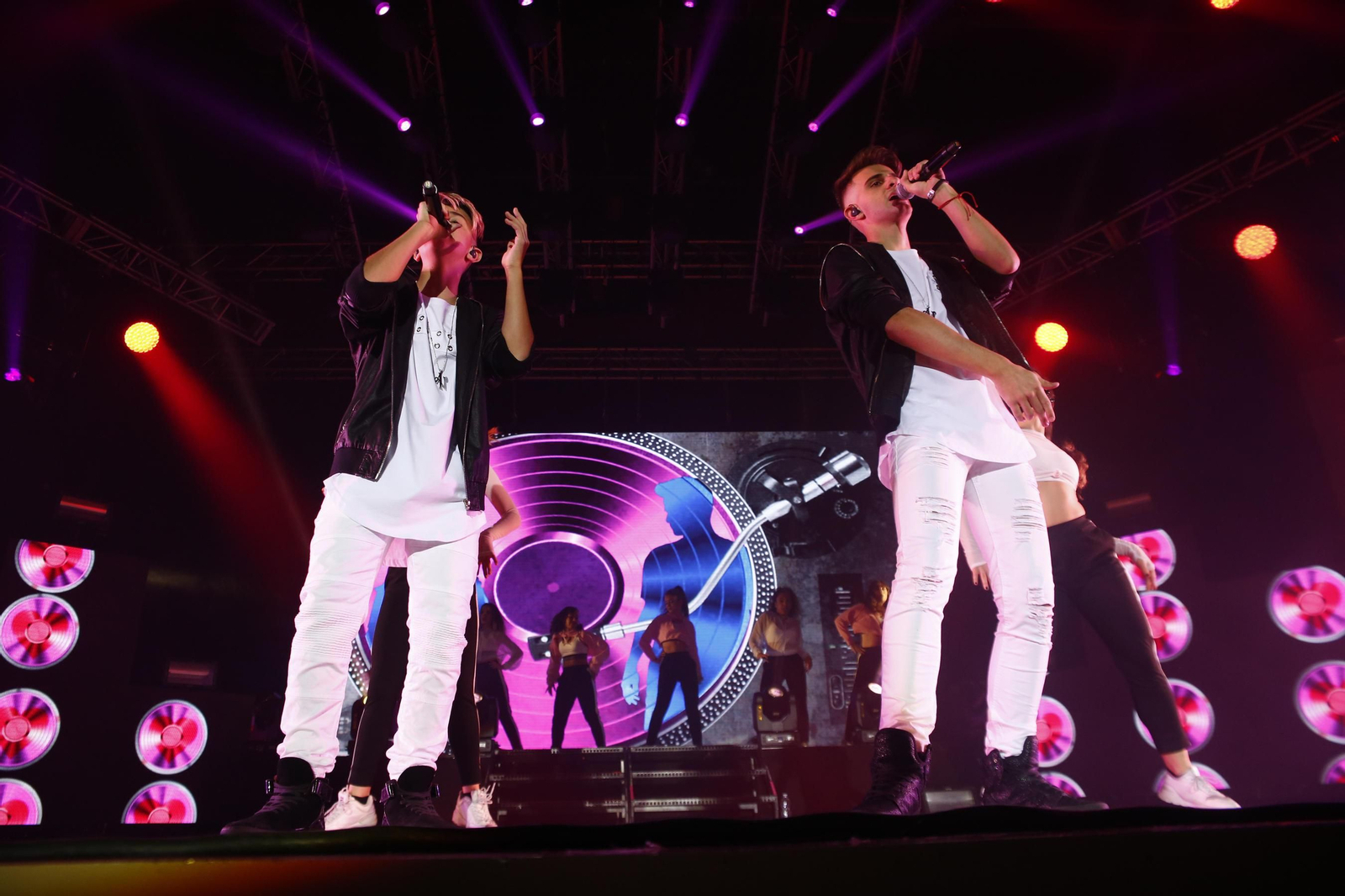 El concierto de Adexe y Nau, en imágenes