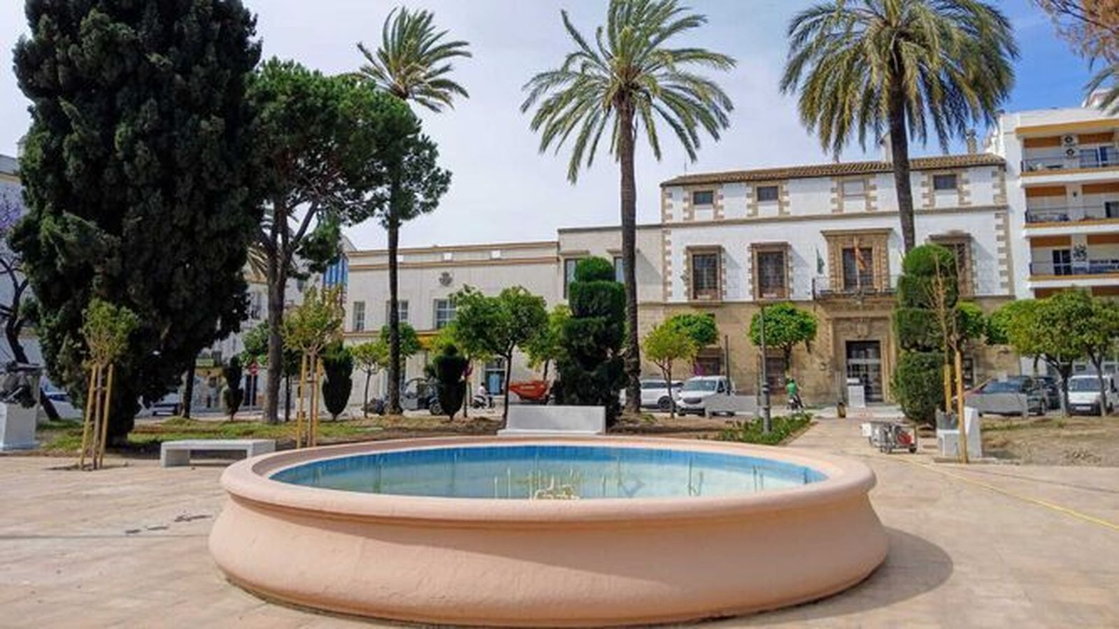 Una imagen panorámica de la Plaza del Polvorista, con la fuente en el centro y al fondo el antiguo Ayuntamiento (Palacio de Imblusqueta) y el edificio de Correos, a la izquierda.