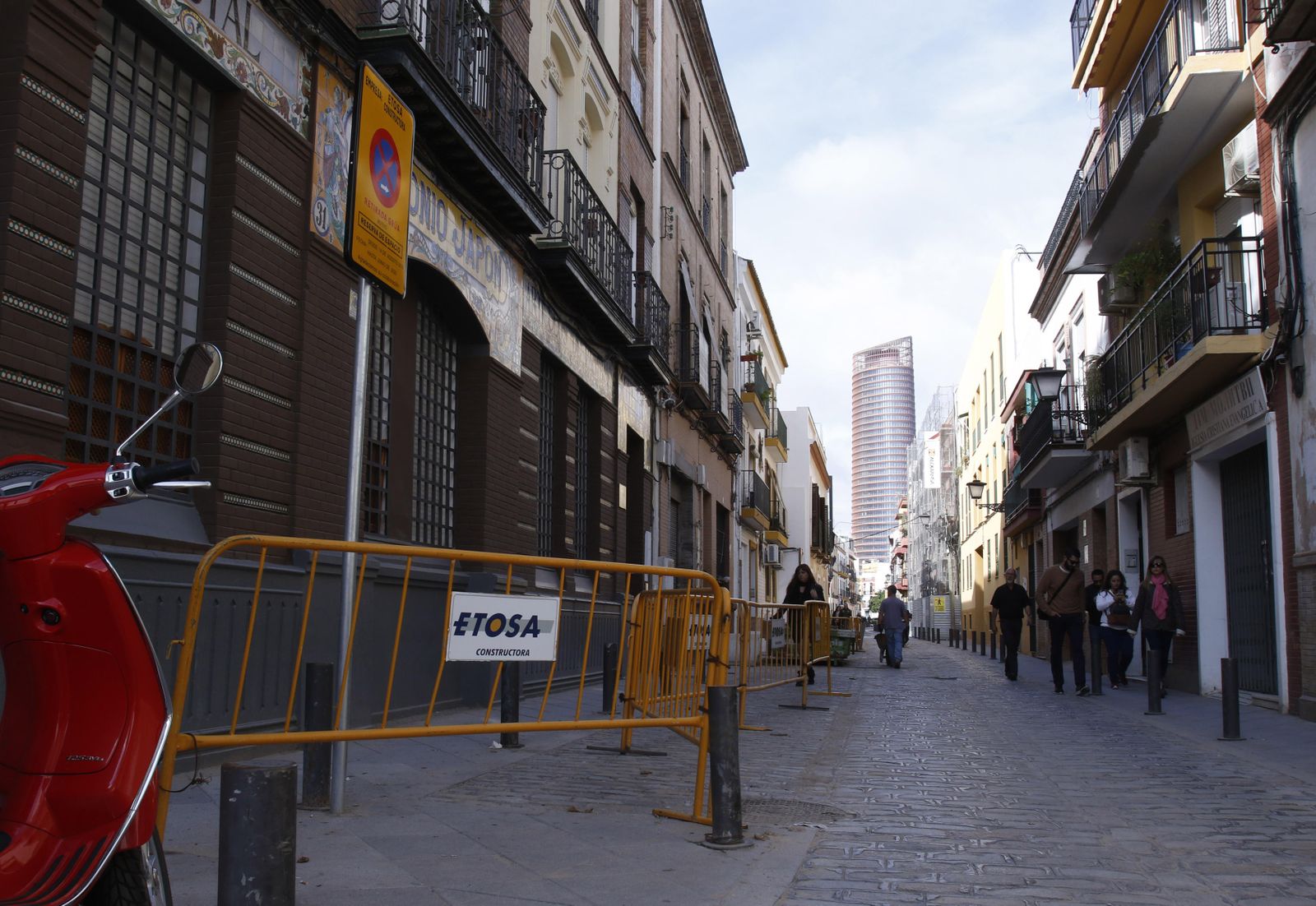 Tramo de la calle Alfarería que se encuentra vallado por las obras de una promoción de viviendas en el número 39.