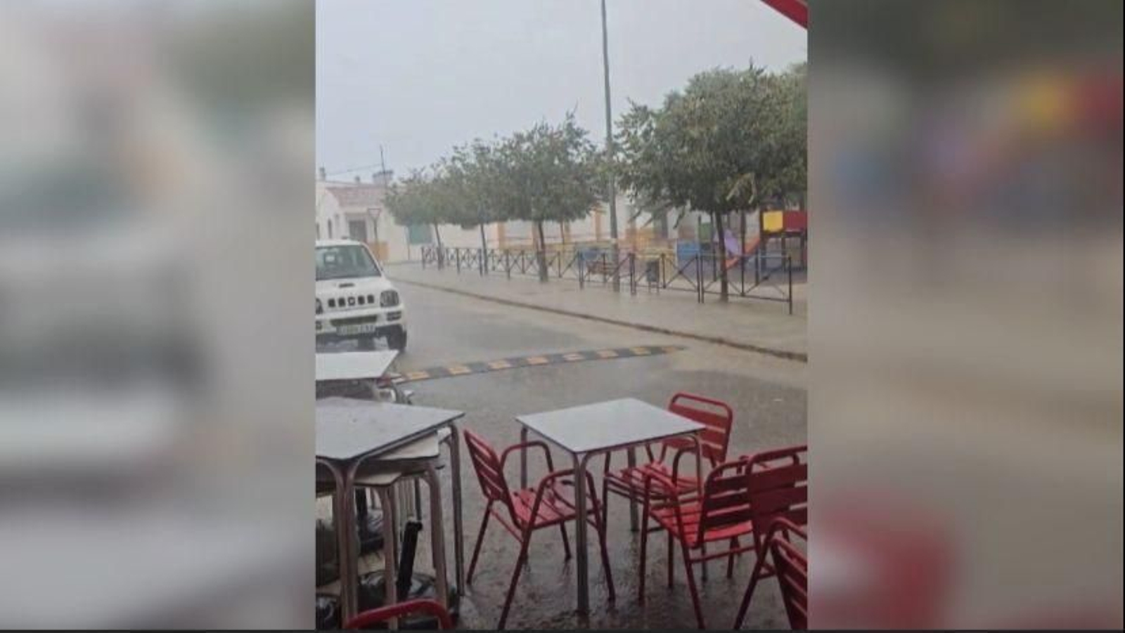 Una fuerte tromba de agua anega las alcantarillas en una pedanía de Úbeda