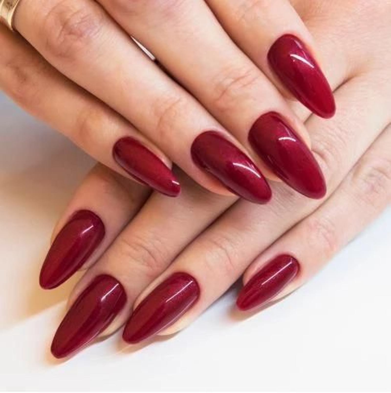 Manicura de color borgoña, la tendencia del otoño.