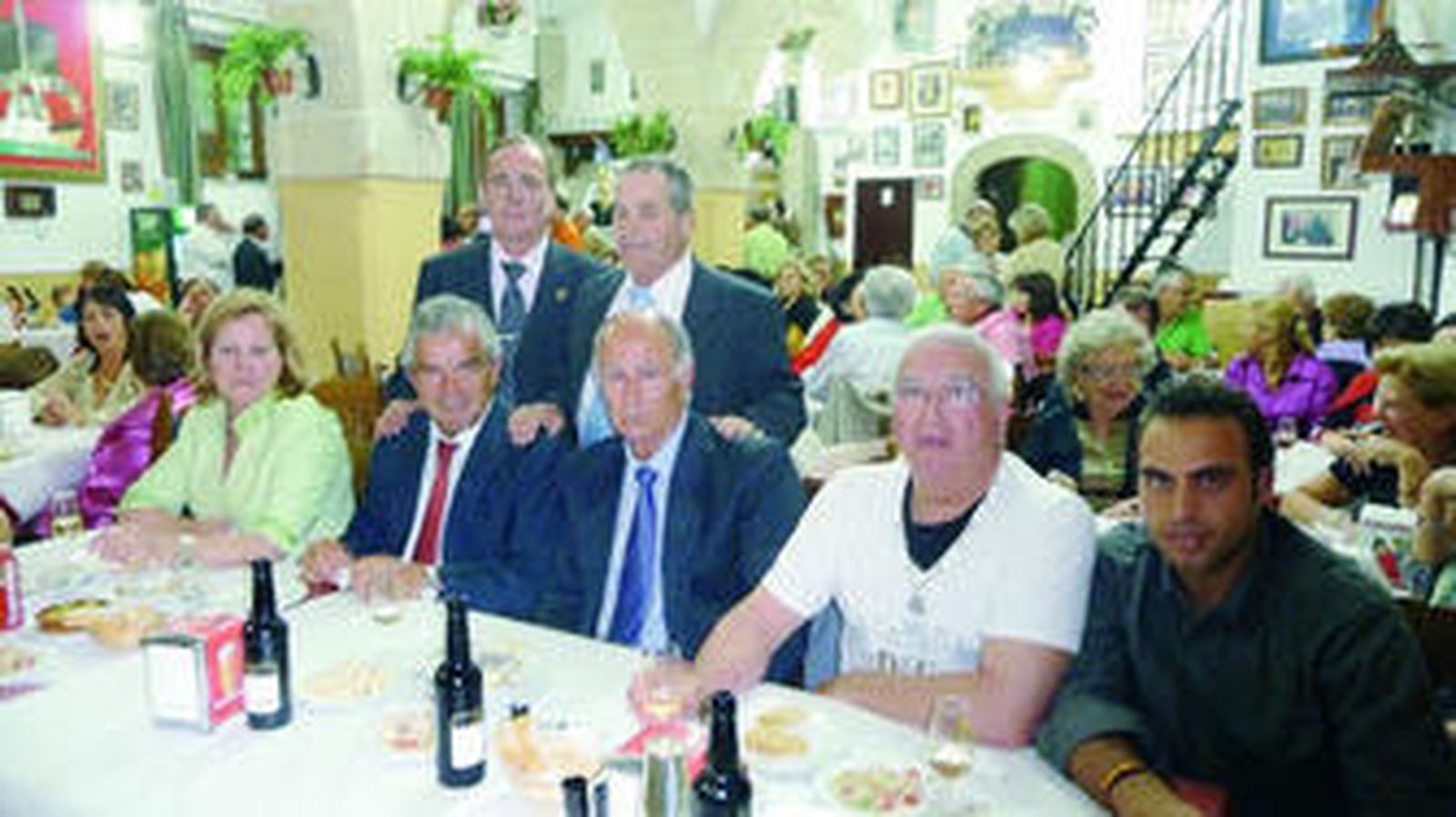 El presidente de la peña El Chumi José Manuel Delgado y el directivo Aniceto Perdiguero, con Galloso.