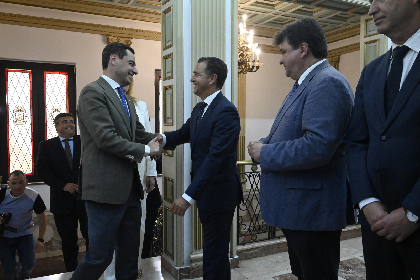 Visita de Juanma Moreno al Ayuntamiento de Huelva, en Imágenes