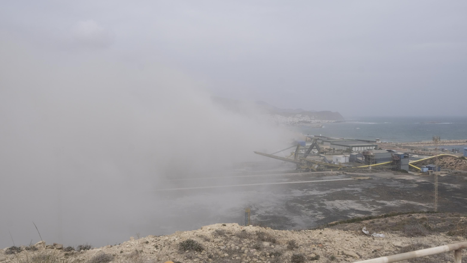 El derribo de la Torre Litoral de Endesa en Carboneras, en imágenes