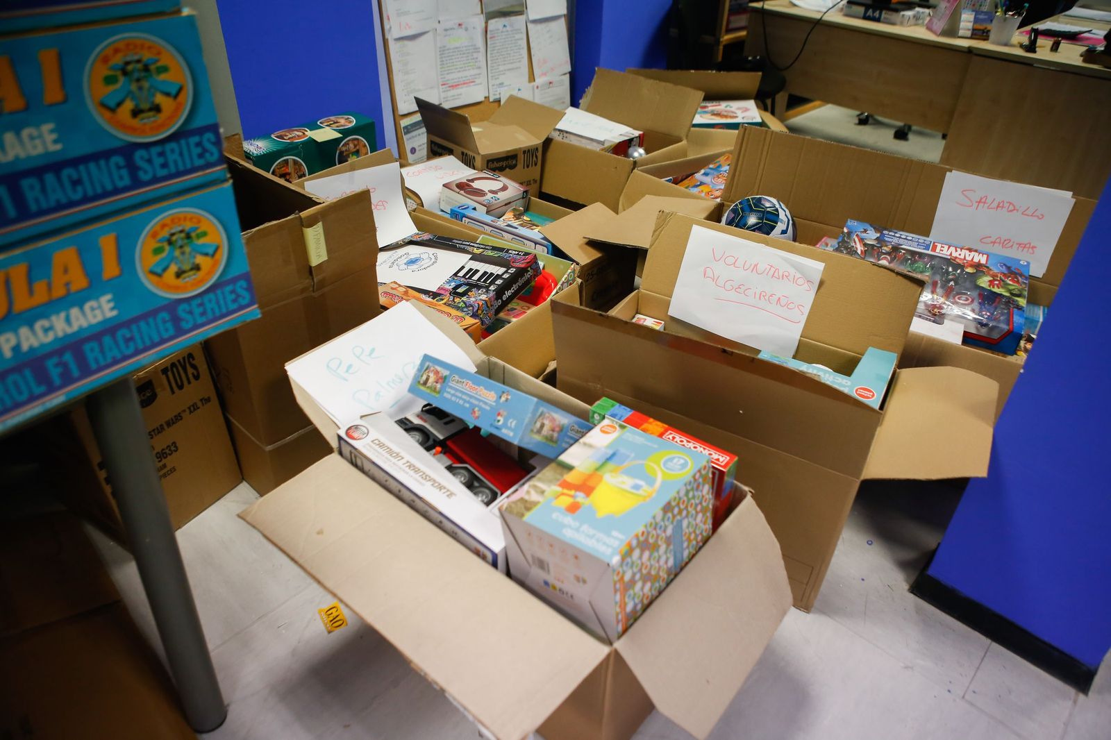 Fotos del reparto de juguetes de la Coordinadora Solidaria del Puerto de Algeciras