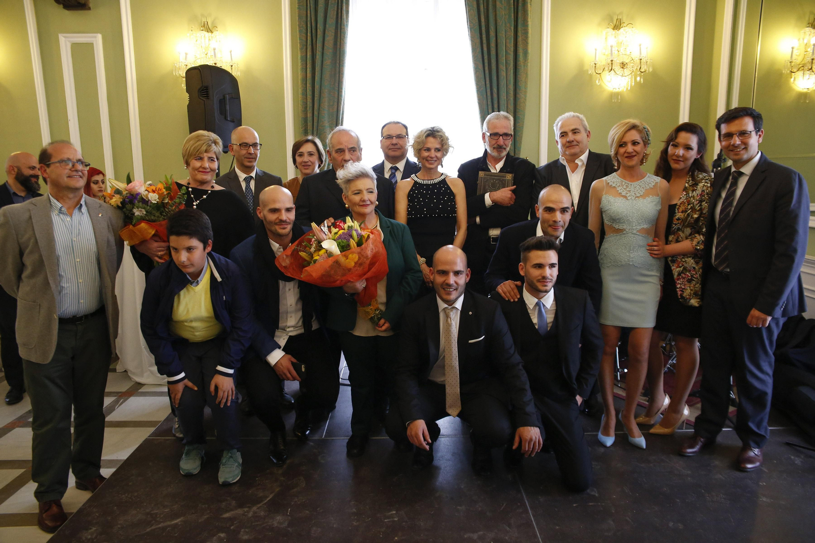 1. La familia Isla al completo posa junto a los responsables políticos de Granada y provincia. 2. El Carmen de los Mártires fue el lugar elegido para celebrar el acto. 3. Las mujeres de los hermanos Isla recibieron un ramo de flores de los alcaldes de Santa Fe y Granada. 4. Magdalena Trillo, directora de Granada Hoy, junto a miembros de la empresa y los políticos invitados al evento.