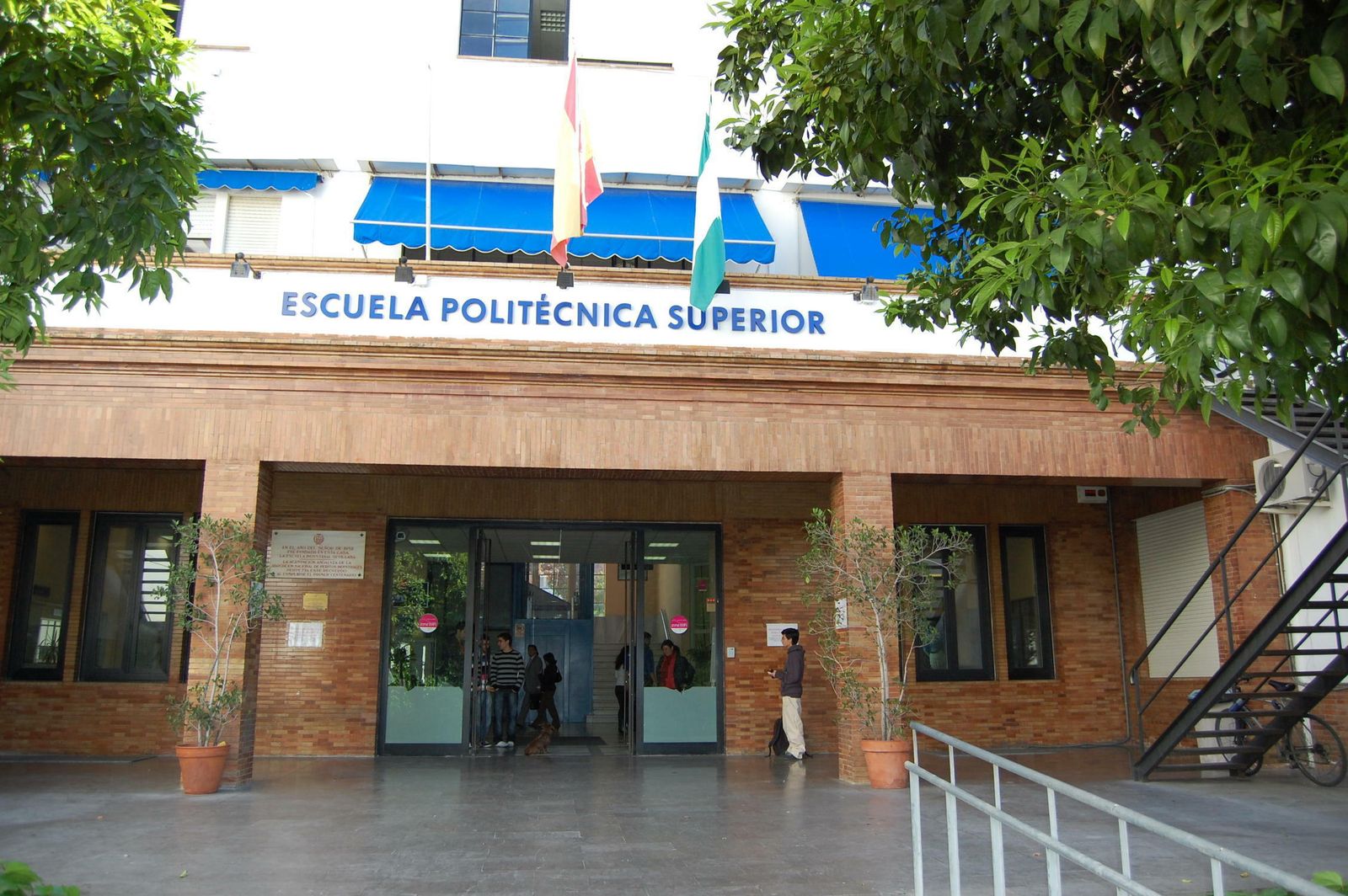 La entrada a la Escuela Politécnica de Sevilla.