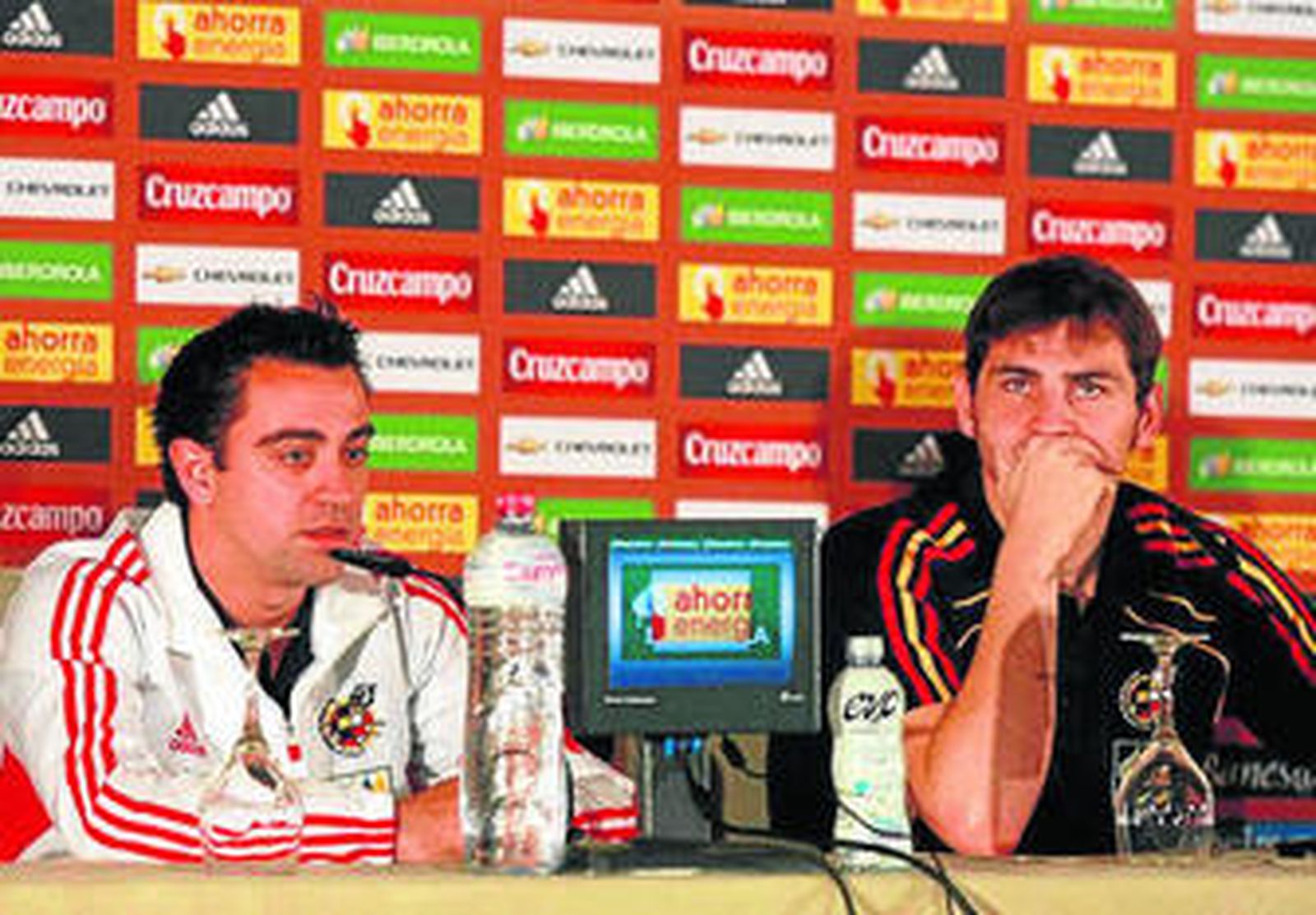 Los internacionales españoles Xavi (i)y Casillas.