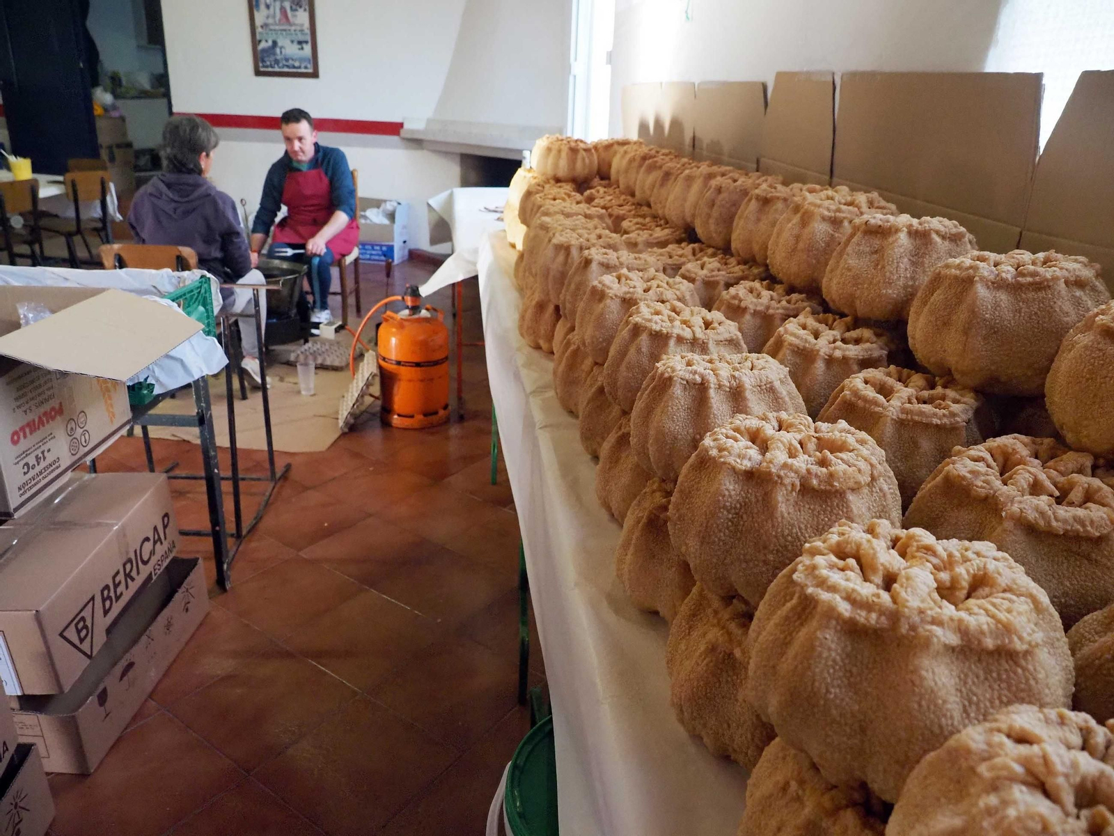 La rosa de miel es uno de los dulces que se elaboran con motivo de la Romería de la Peña en Puebla de Guzmán