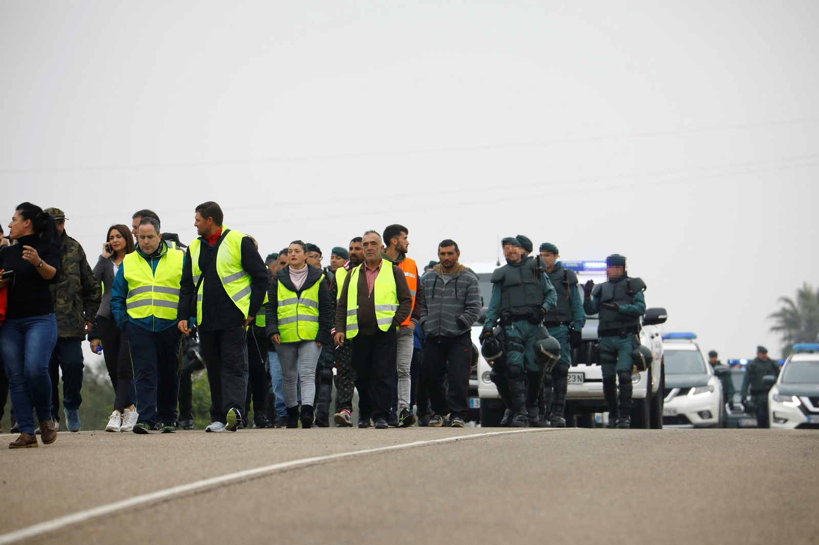 Agricultores durante el corte de la A-4 en Montoro.