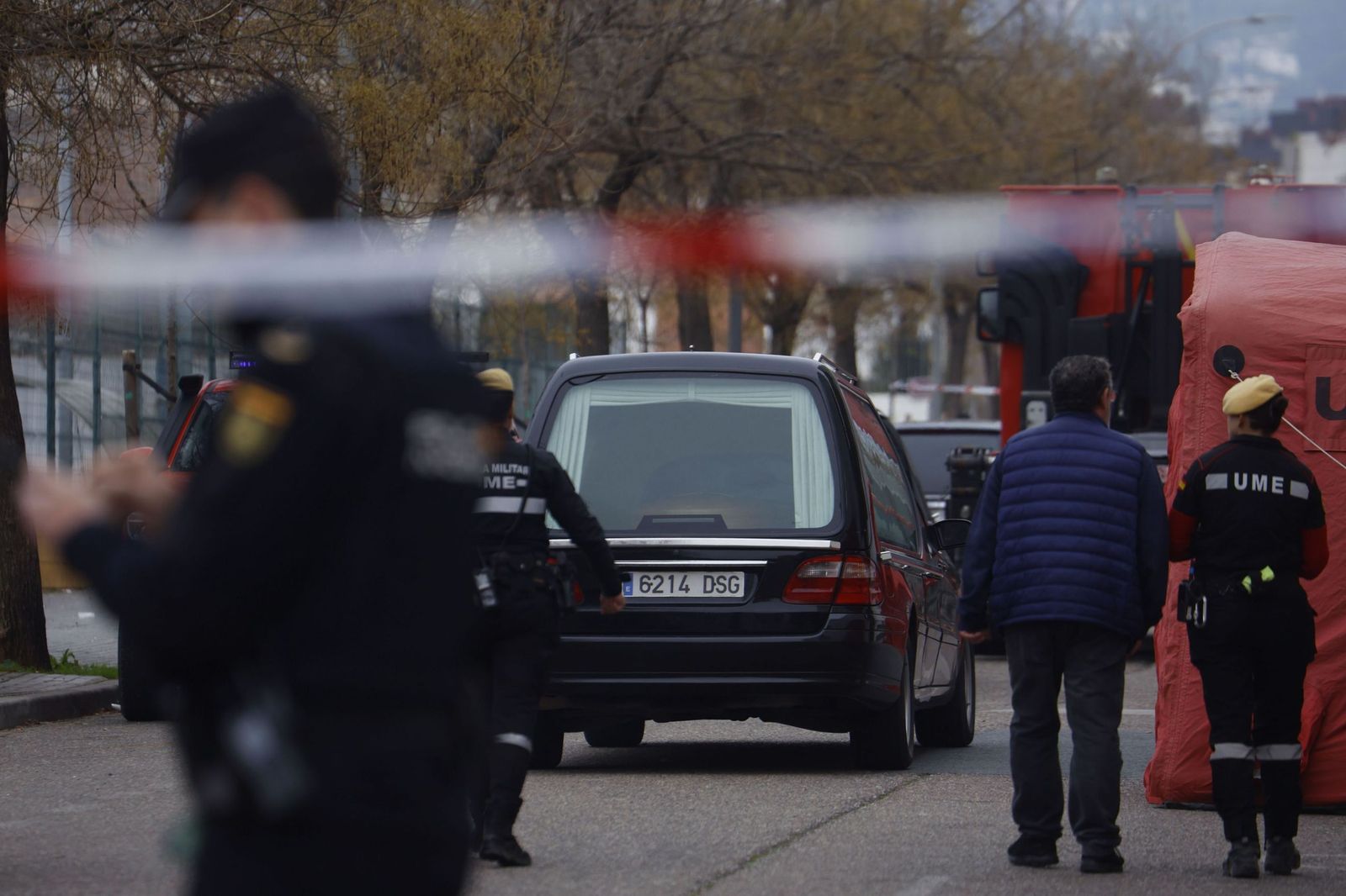 Coches fúnebres siguen llegando al Instituto de Medicina Legal (IML) de Córdoba.