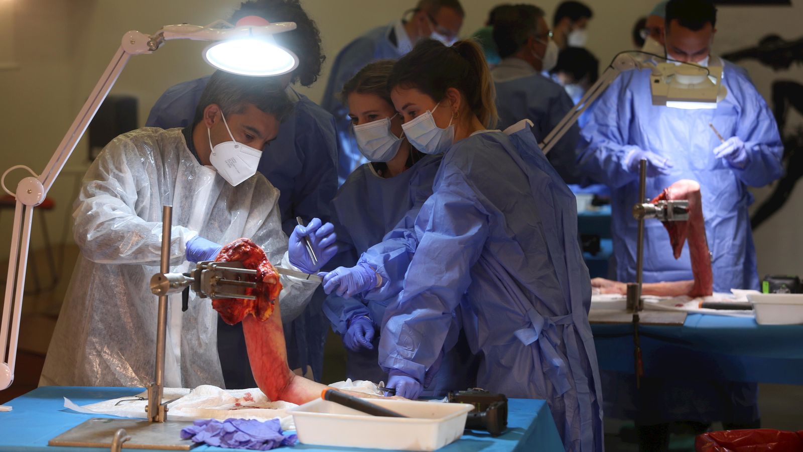 Otro de los docentes explica a dos compañeras la técnica a practicar.