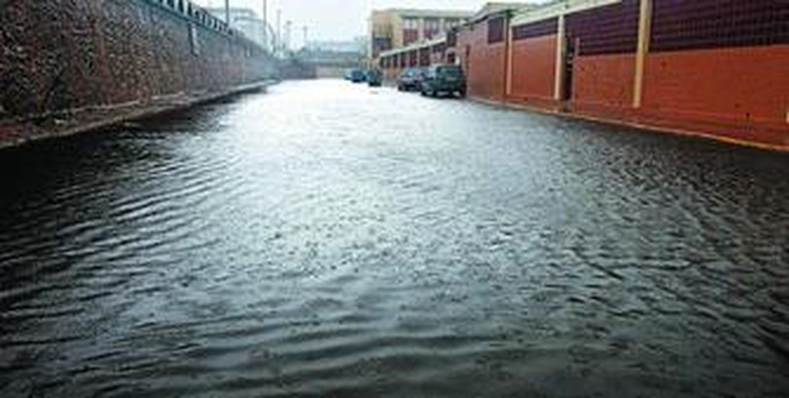 La inundación del acceso al colegio La Inmaculada de Cádiz provocó problemas para los alumnos, que entraron en el centro a través del instituto anexo.